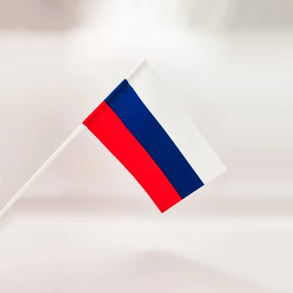 Флажок России (РФ) 12х18 см на пластиковой трубочке