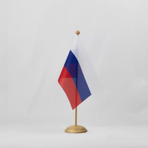 Флажок России (РФ) на деревянной подставке