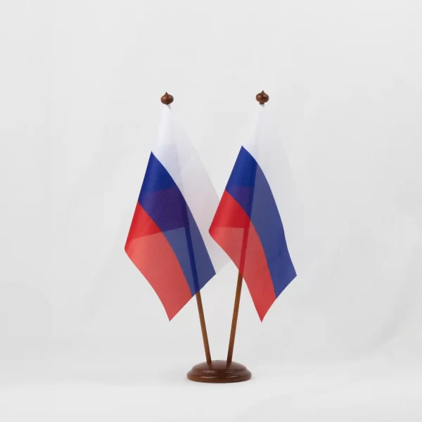 Флажок России (РФ) на деревянной подставке