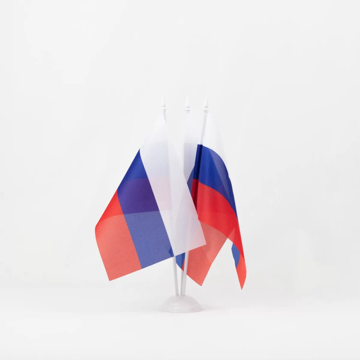 Настольный флаг России (РФ) 15х22 см на пластиковой подставке