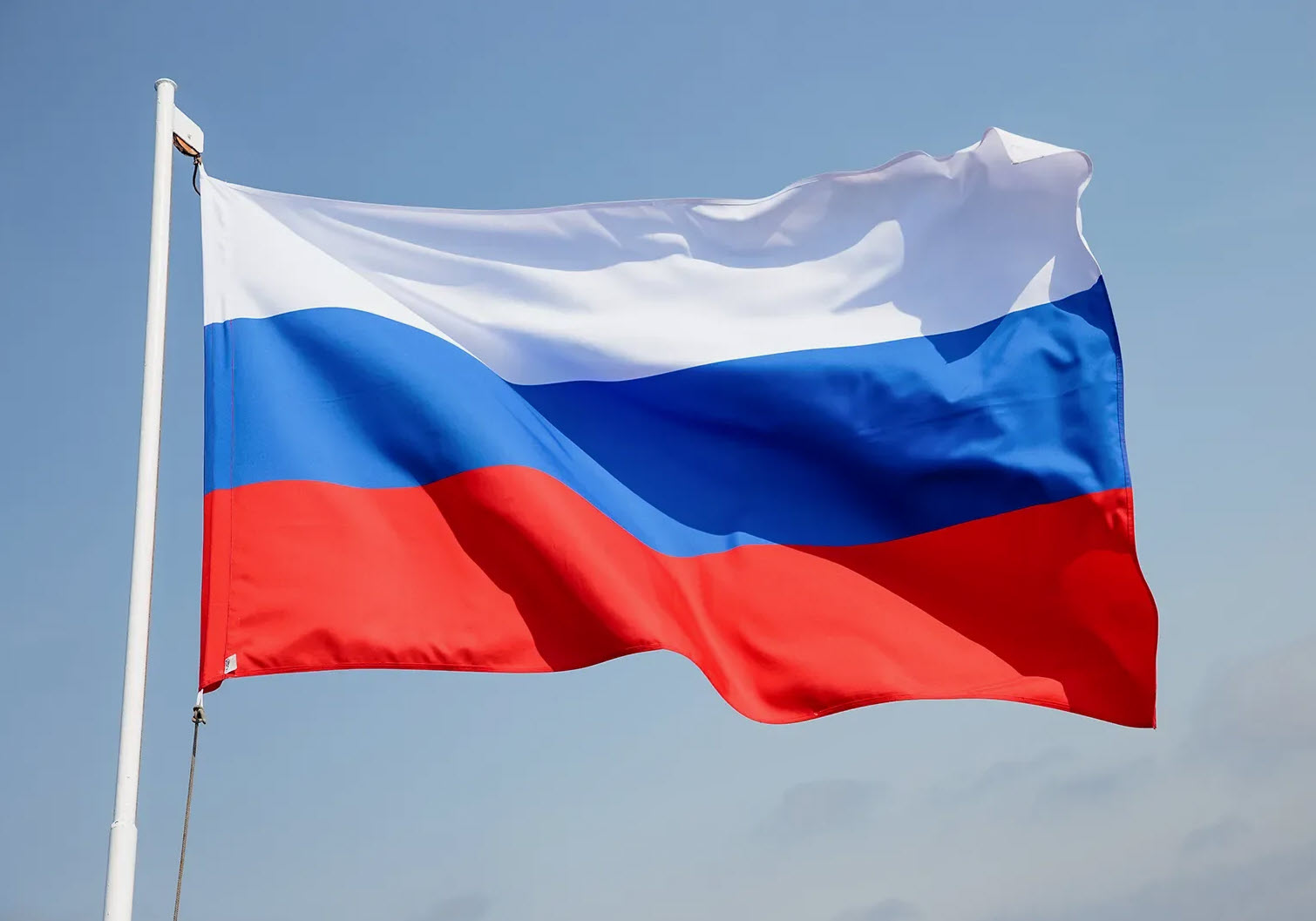 Первое упоминание: когда и зачем появился бело-сине-красный флаг?