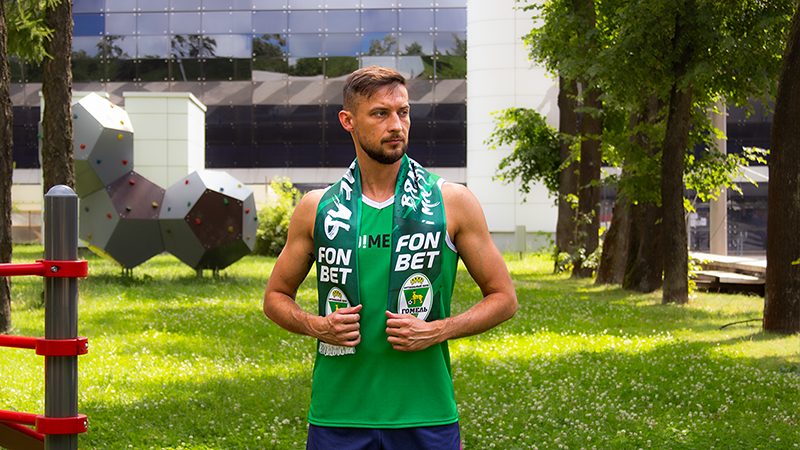 Мужчина в спортивной майке со сублимационной печатью