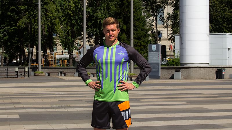 Мужчина в спортивной майке со сублимационной печатью