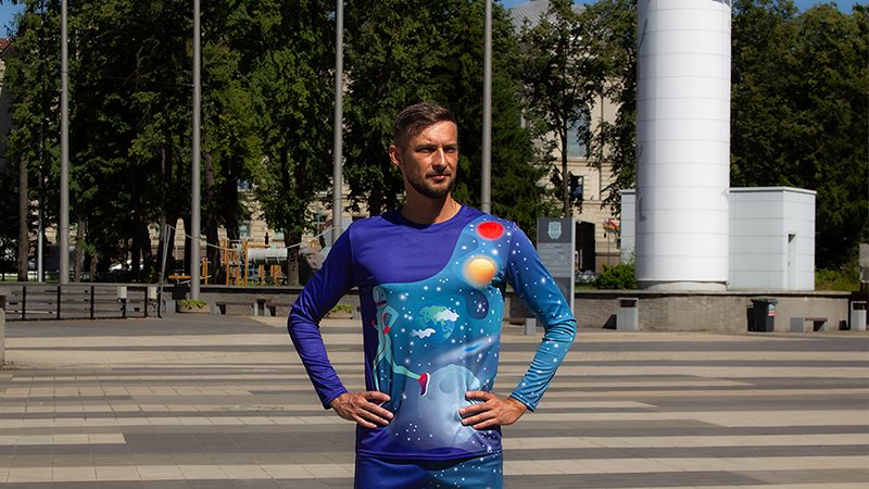 Мужчина в спортивной майке со сублимационной печатью