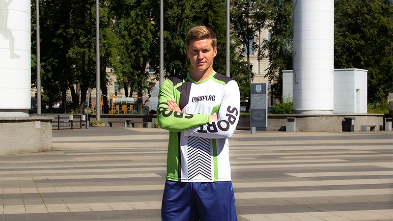 Мужчина в спортивной майке с длинными рукавами со сублимационной печатью