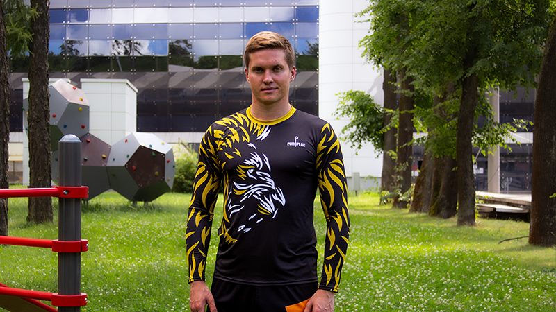 Мужчина в спортивной майке со сублимационной печатью