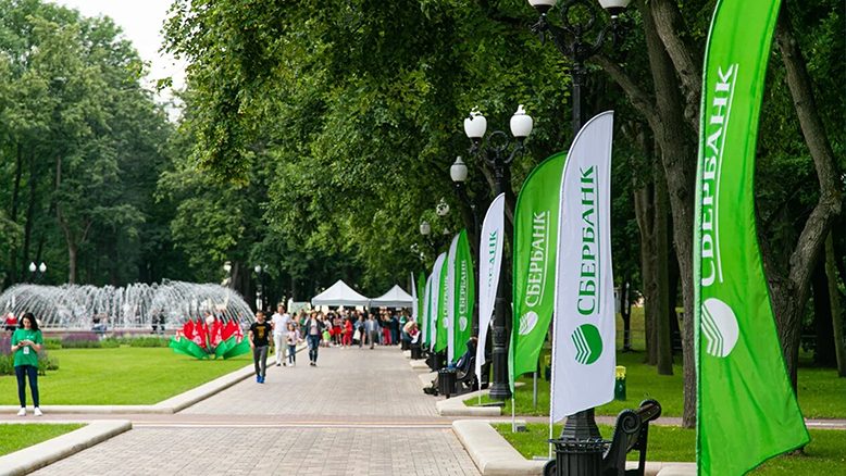 брендированный флаг на виндере